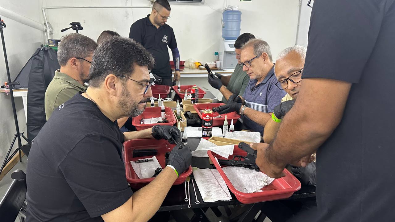 Alunos fazendo manutenção em seus armamentos